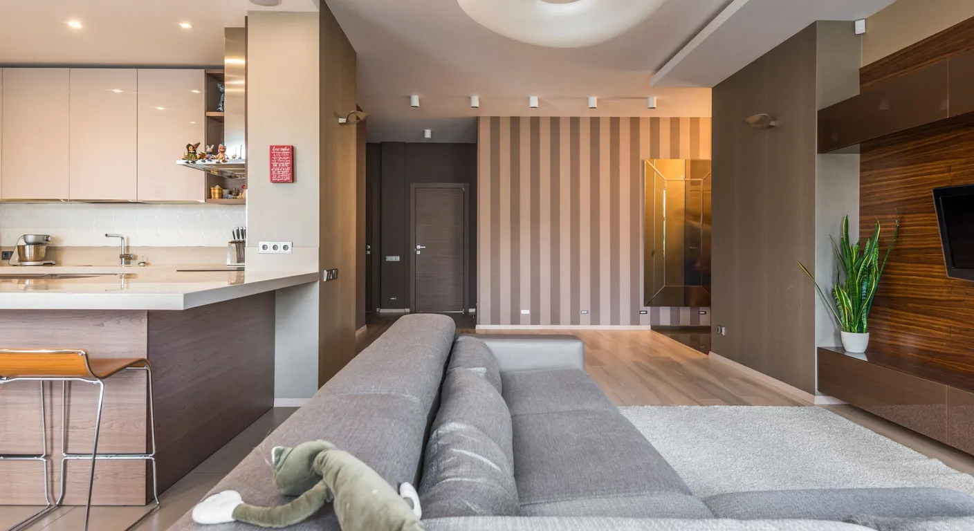 Minimalist salonda duvara gömülü şık ve sade akıllı ev kontrol paneli